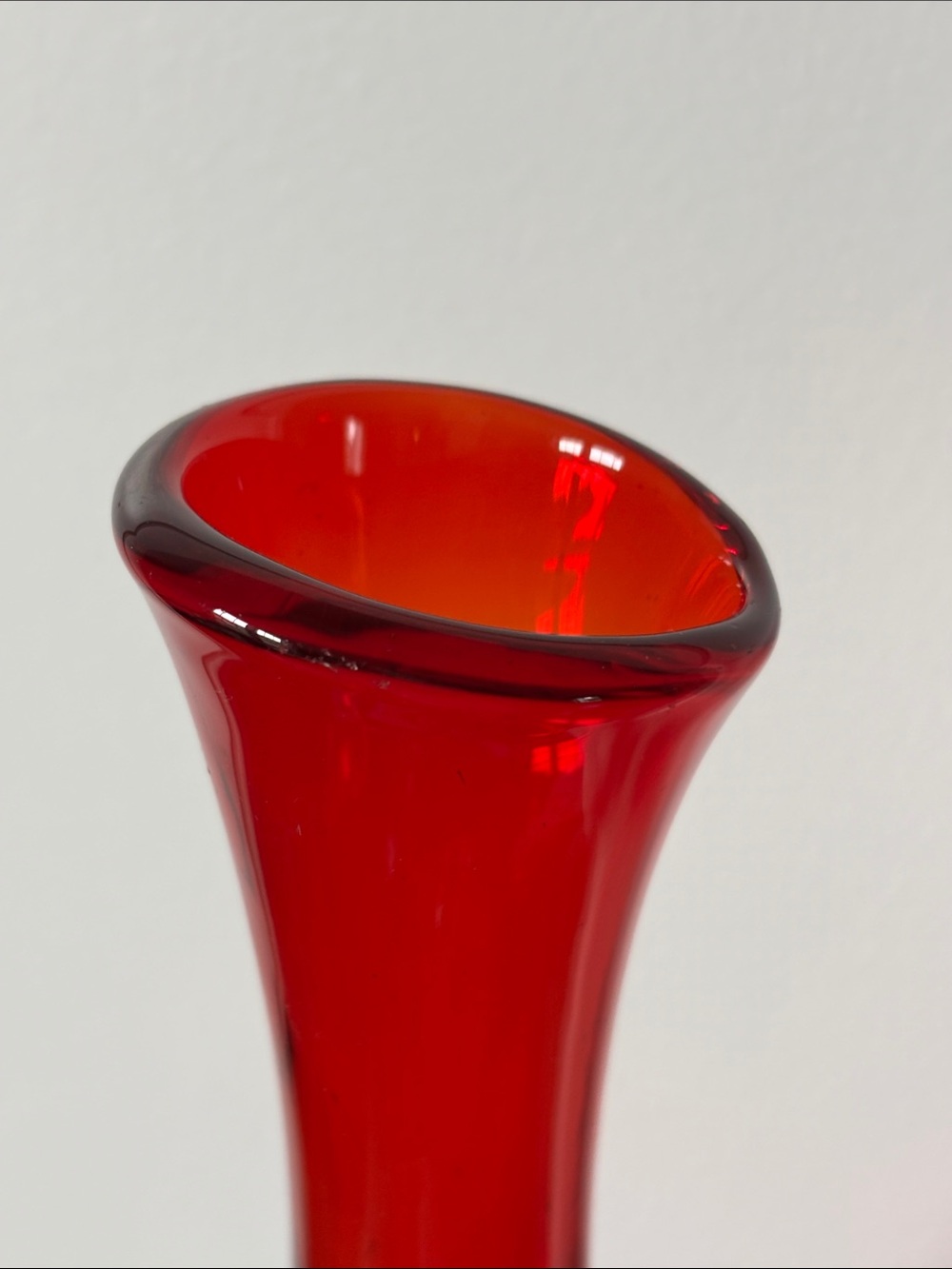 Vintage Pier 1 Imports Ruby Red Art Glass Vase Swirl Accent MCM Style Home Decor - Picture 5 of 6
